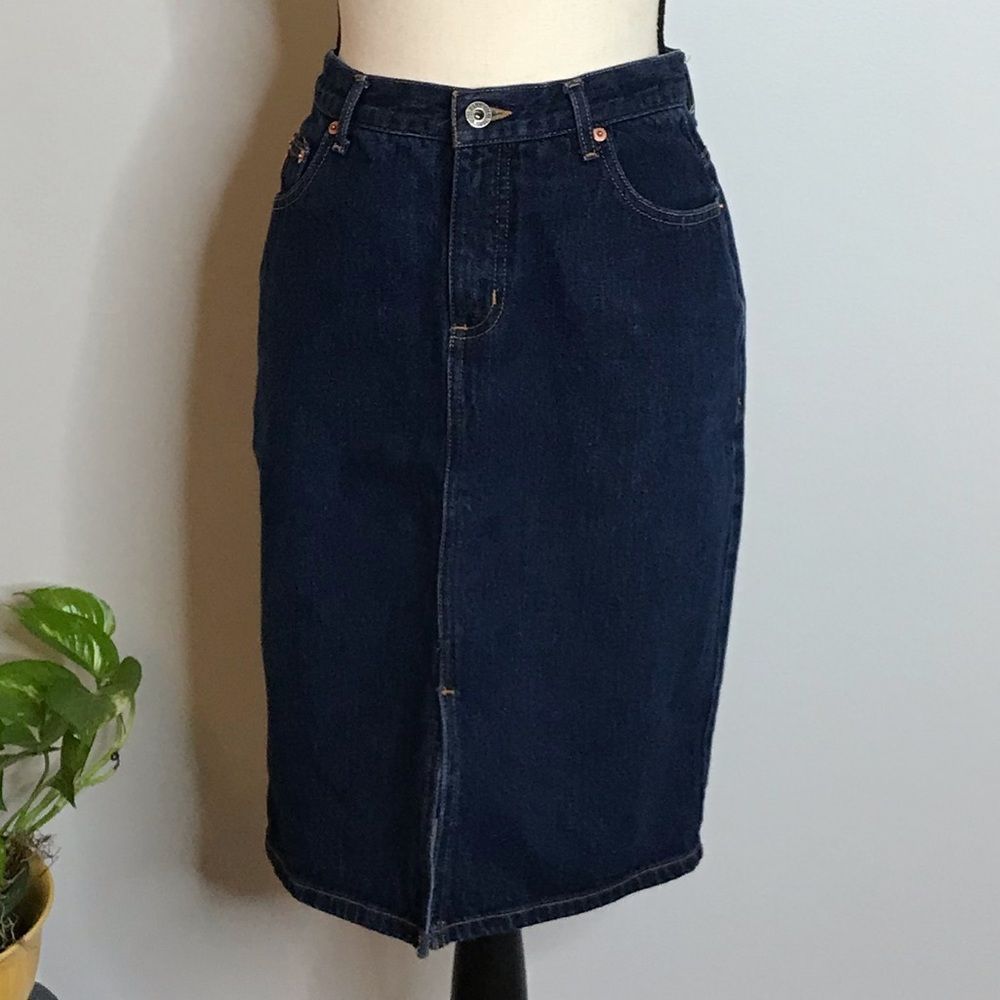 GUESS • SIZE: 30 • SUPER CUTE JEAN SKIRT